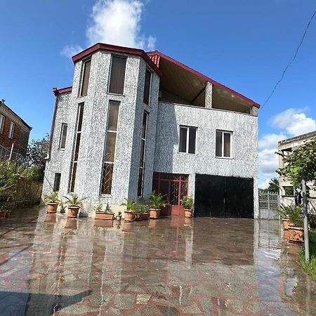 Happy House Apartment Kutaisi Bagian luar foto