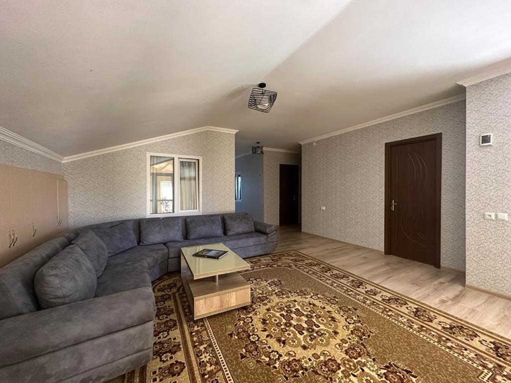 Happy House Apartment Kutaisi Bagian luar foto